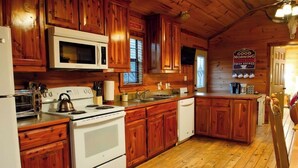 Coffee/tea maker, fridge, microwave, oven - Modern Private Cabin, Fishing, Shooting Range, Fire Pit, 4WD Trails & Canoeing (Bridgeport)
