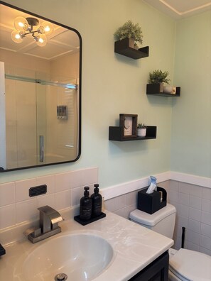 Combined shower/bathtub, hair dryer, towels, soap