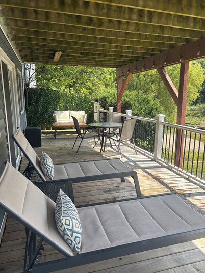 Lake front cottage 4 bedroom, 2 full bathroom