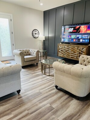 Smart TV, chimenea y oficina
