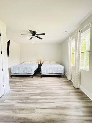 5 bedrooms, desk, iron/ironing board, free WiFi - LUX Resort style spacious/Families&Professionals (Charlotte)