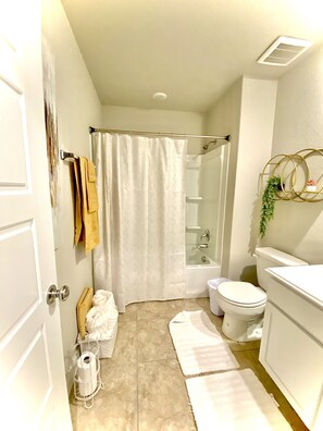 Combined shower/bathtub, hair dryer, towels, soap