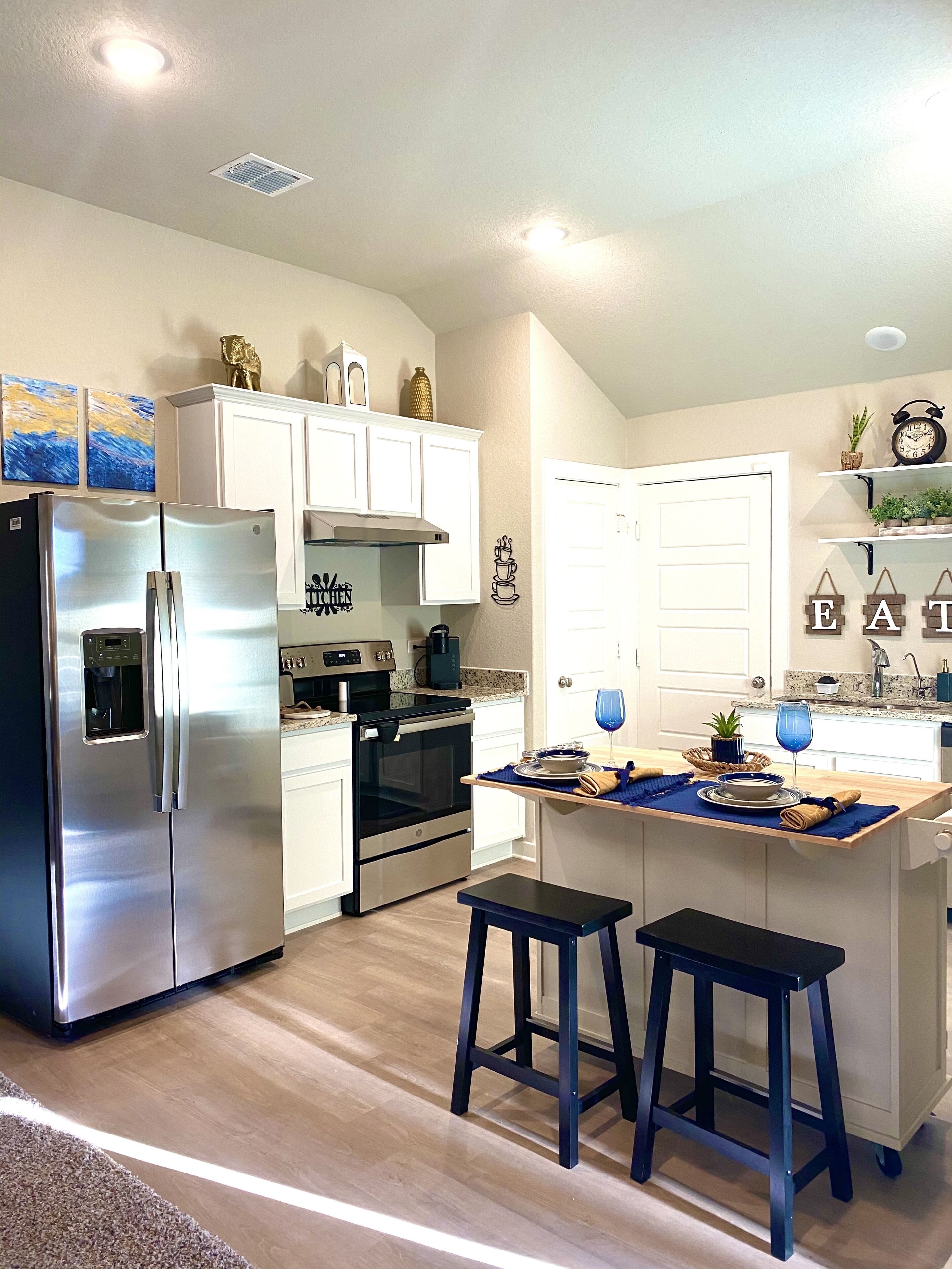 Réfrigérateur, micro-ondes, four, plaque de cuisson