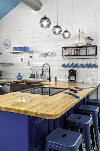 Moonlight Dreams- Gorgeous 3 Bedroom Home close to the beach 