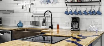 Moonlight Dreams- Gorgeous 3 Bedroom Home close to the beach 