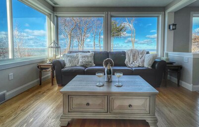 Dreamy Lake House - Erie, PA