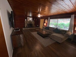 Smart TV, fireplace, video games, table football - Lakefront #1 Cabin on Acre, Kayaks, Paddle Boards  - Shasta Lakeshore Retreat #4 (Lakehead)