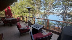 A covered outdoor seating area with tables and chairs, overlooking a body of water and surrounded by trees. - Lakefront #1 Cabin on Acre, Kayaks, Paddle Boards  - Shasta Lakeshore Retreat #4 (Lakehead)