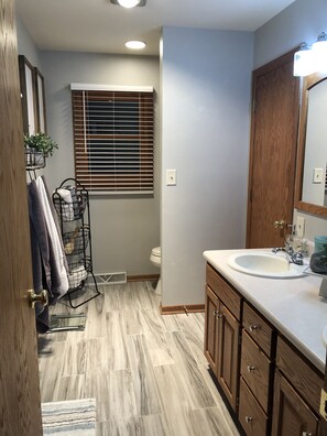 Combined shower/tub, jetted tub, hair dryer, towels