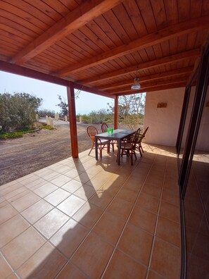 Hus, 2 soverom, røyk, terrasse | Utendørsservering