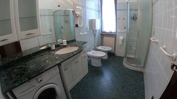Appartement, 3 chambres, balcon, vue jardin | Ăquipements de salle de bain