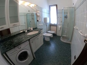 Apartment, 3 Bedrooms, Balcony, Garden View | Bathroom amenities - Apartment Superior 950 Meters From The Sea (Albisola Superiore)