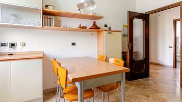 Apartment, 3 Bedrooms, Balcony, Garden View | Dining room