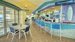 Condo, 3 quartos, acessível, sacada | Bar (na propriedade)