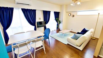 Apartamento conforto, para não fumantes | Opções para refeição no quarto