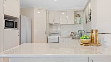 Réfrigérateur, micro-ondes, four, lave-vaisselle