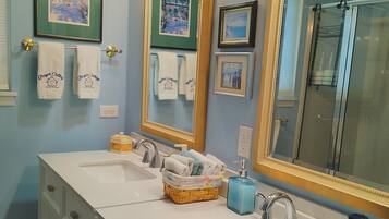 Duschwanne, Haartrockner, Handtücher, Seife