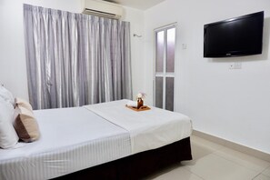 Skrivebord, mørklægningsgardiner, lydisolering, strygejern/strygebræt