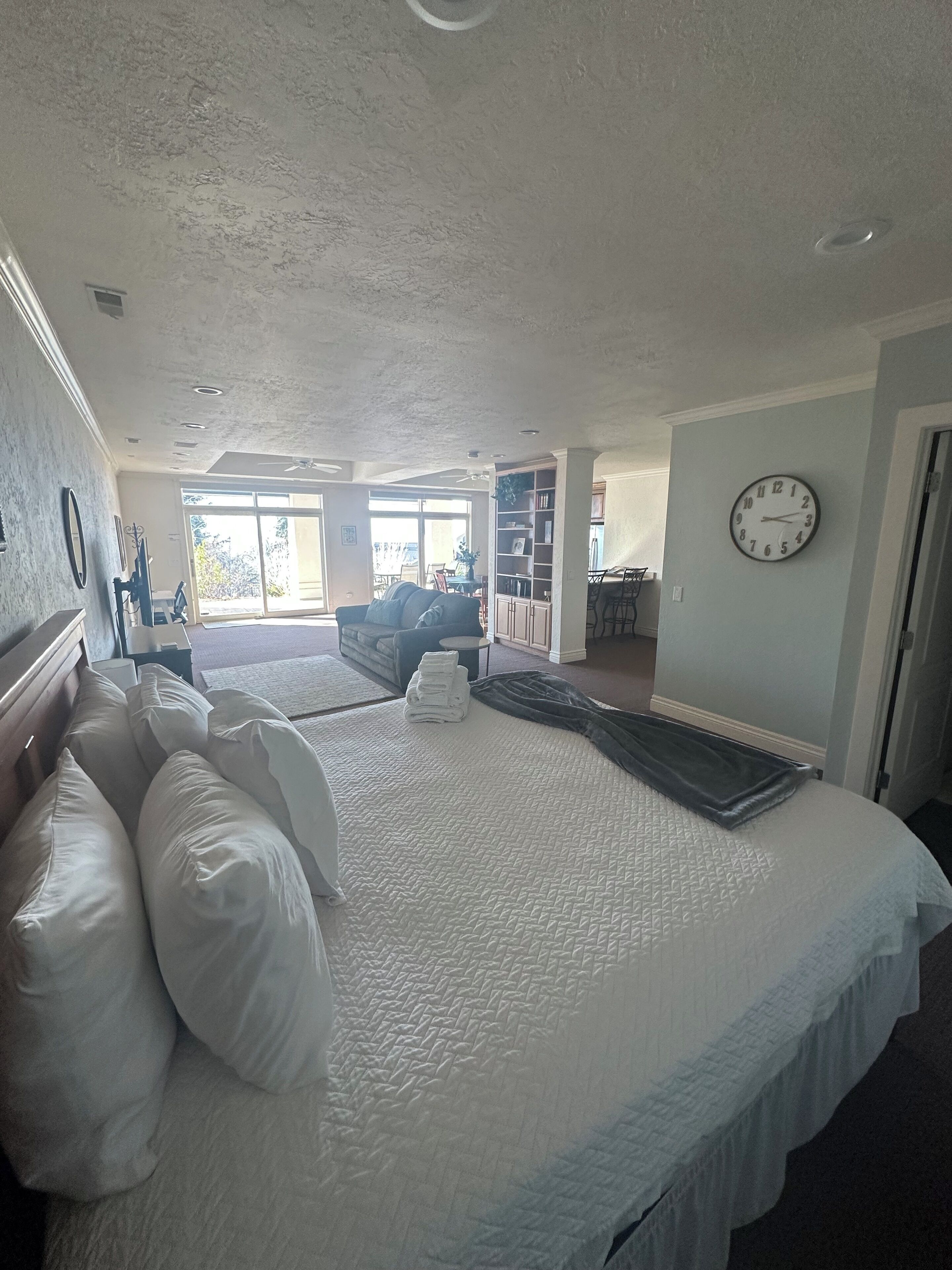 Bügeleisen/Bügelbrett, Reisekinderbett, Internetzugang, Bettwäsche