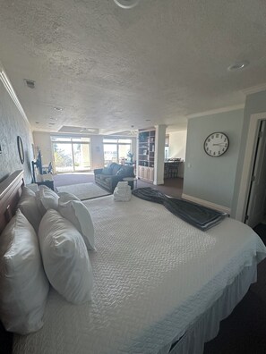 Bügeleisen/Bügelbrett, Reisekinderbett, Internetzugang, Bettwäsche