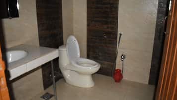 Family Room | Bathroom | Shower, towels, soap, shampoo