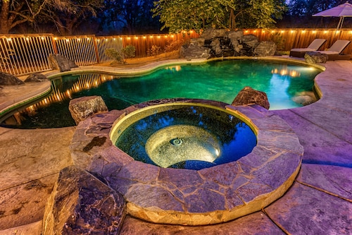 Log Cabin w/ pool, spa, game room, sleeps 20!