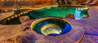 Log Cabin w/ pool, spa, game room, sleeps 20!