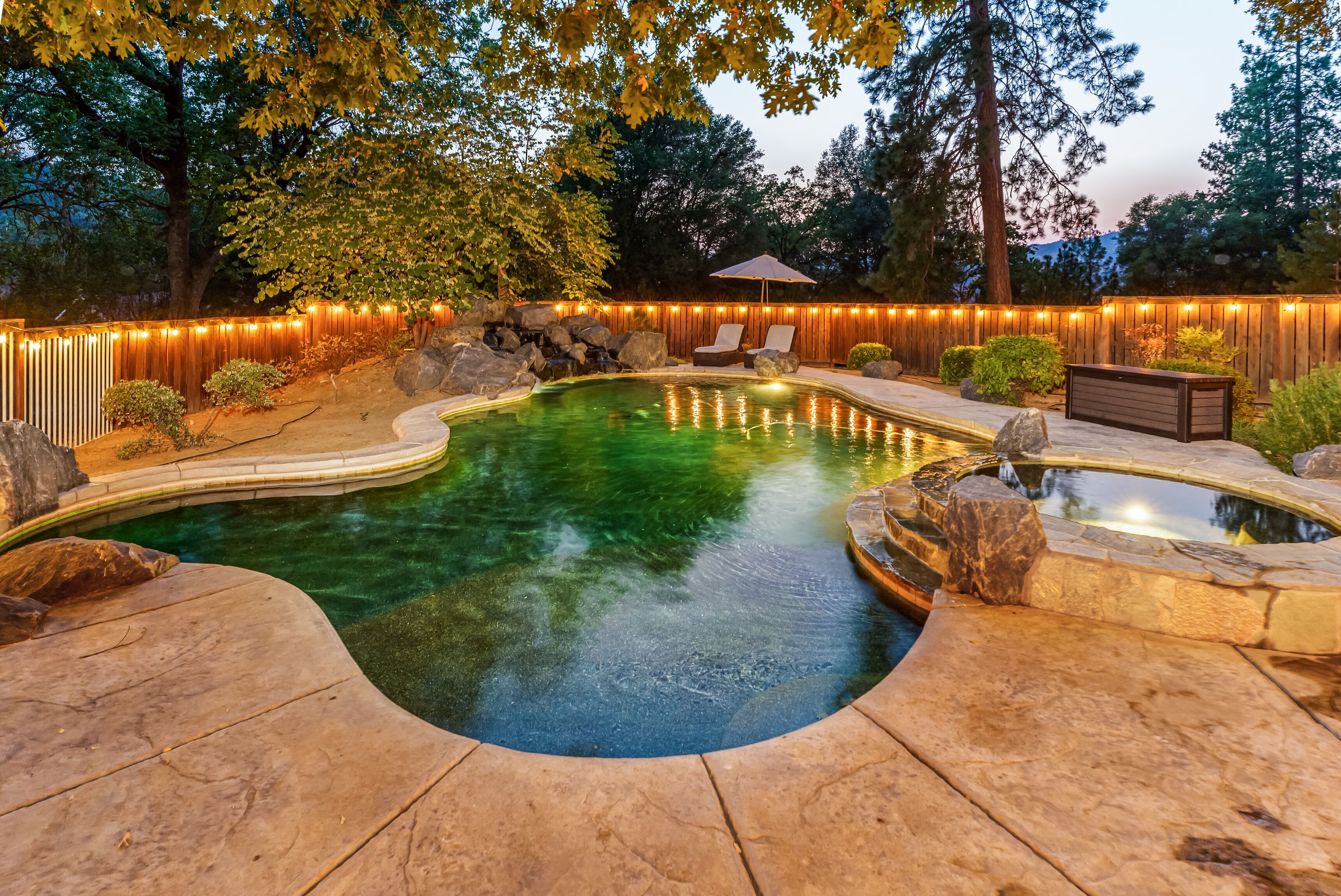 Log Cabin w/ pool, spa, game room, sleeps 20!