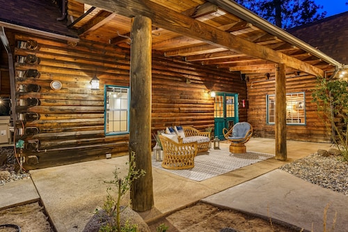 Log Cabin w/ pool, spa, game room, sleeps 20!