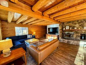 テレビ、暖炉、テレビゲーム、テーブルサッカー台