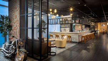 2 間酒吧/酒廊、運動酒吧、天台酒吧