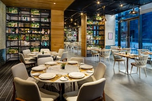 2 restaurants; breakfast, lunch, dinner, and brunch served