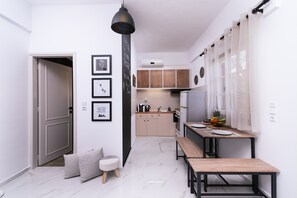 Réfrigérateur, micro-ondes, cafetière/bouilloire, bouilloire électrique