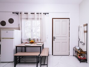 Kylskåp, mikrovågsugn, kaffe- och tebryggare och vattenkokare