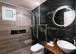 Douche, sèche-cheveux, serviettes fournies, savon