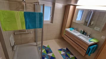 Suihku, hiustenkuivaaja