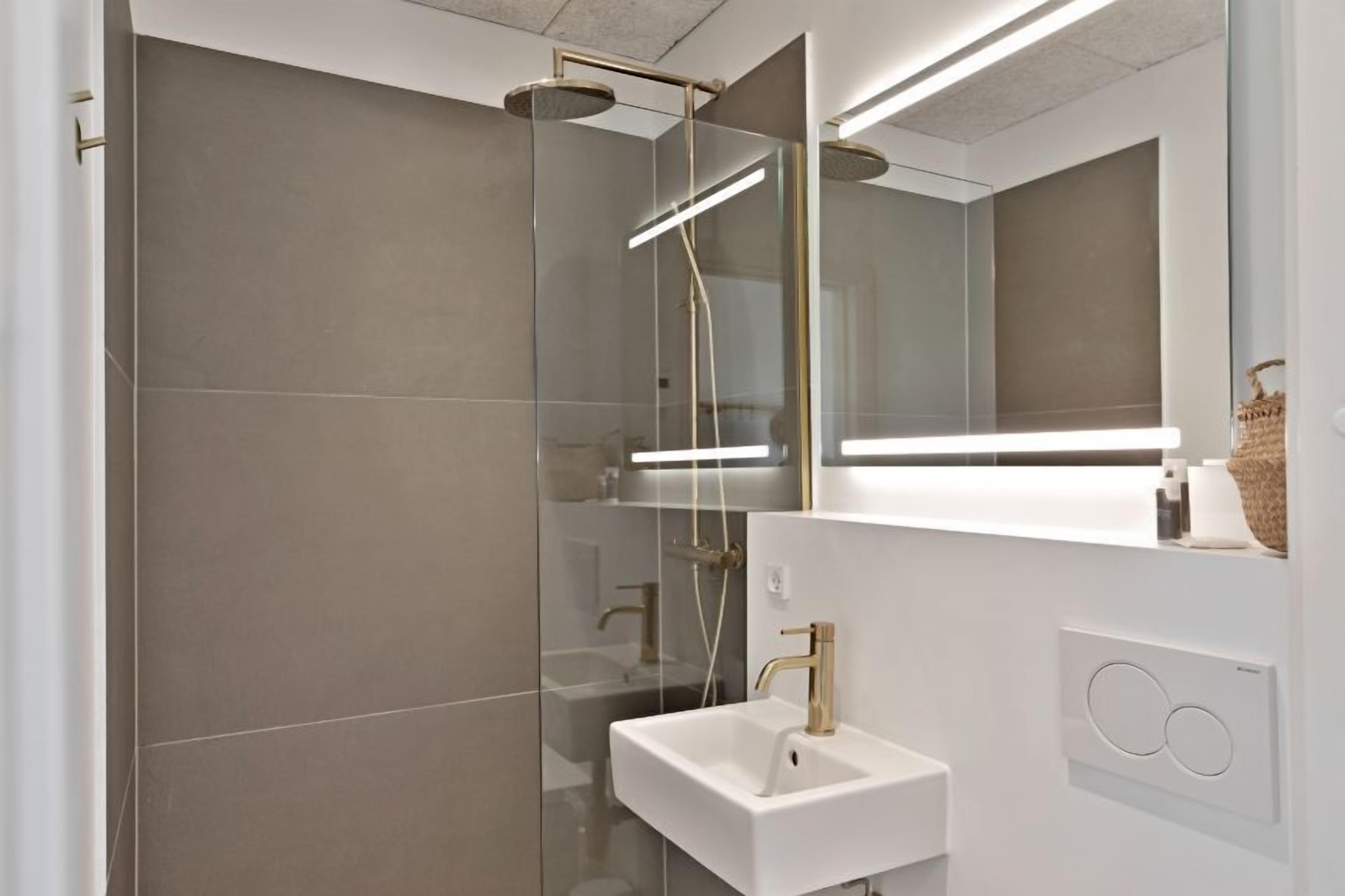 Deluxe kamer, 1 slaapkamer | Badkamer | Een douche, handdoeken