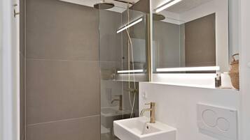 Deluxe Room, 1 Bedroom | Bathroom