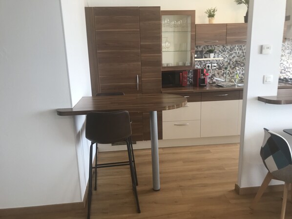 Kühlschrank, Mikrowelle, Ofen, Herdplatte