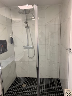 Dusche, Haartrockner, Hausschuhe, Handtücher