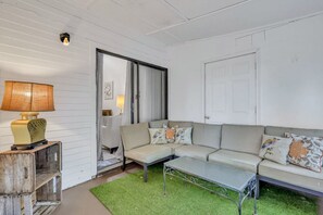 Living area - Aint' Nothin' Fancy One (St. Marys)
