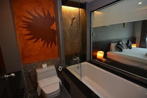 SĂšche-cheveux, serviettes fournies, shampoing, papier toilette