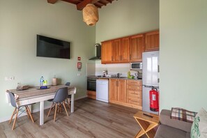 Geladeira, micro-ondas, cooktop, lava-louças