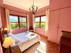 2 Schlafzimmer, Schreibtisch, Bügeleisen/Bügelbrett, Reisekinderbett