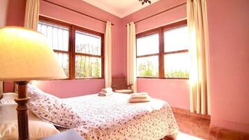 2 slaapkamers, een bureau, een strijkplank/strijkijzer, reisbedje