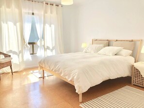 4 室のベッドルーム、デスク、旅行用ベビーベッド、WiFi