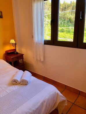 4 habitaciones, escritorio y tabla de planchar con plancha 