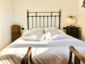 4 Schlafzimmer, Schreibtisch, Bügeleisen/Bügelbrett, Reisekinderbett