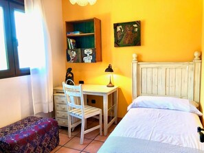 4 chambres, bureau, fer et planche Ă repasser, lit parapluie