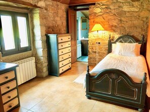5 bedrooms, desk, iron/ironing board, travel cot
